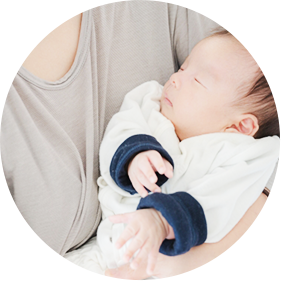 赤ちゃんを抱っこする母親